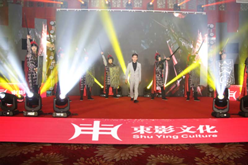 束影文化老板出場