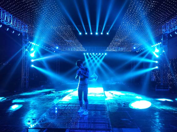 ����������U